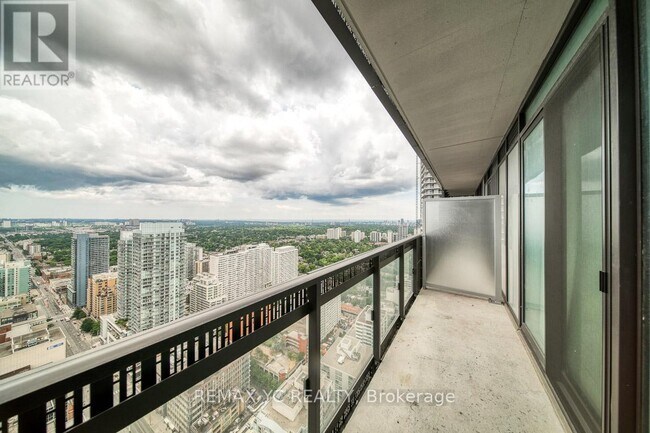 Photo du bâtiment - 8 Eglinton Ave E