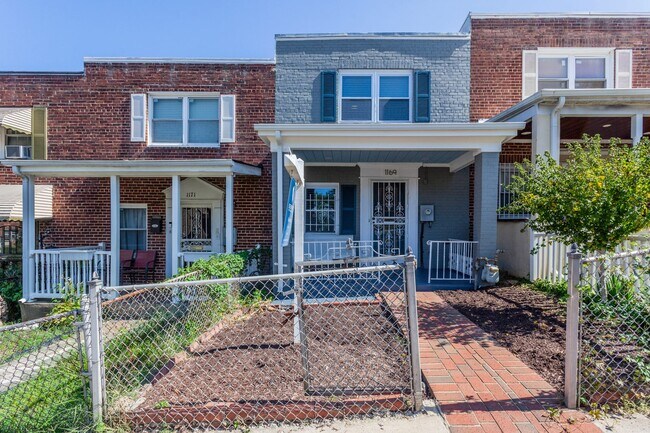 Foto del edificio - Trinidad Rowhome | 2 Bed | 1 Bath | 800 Sf | Large Fenced-In Front Porch & Fenced-in Backyard | 2...