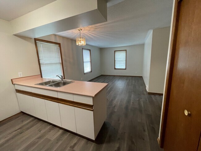 Photo du bâtiment - TWO BEDROOM APARTMENT IN FOUR-PLEX IN AYLMER ON