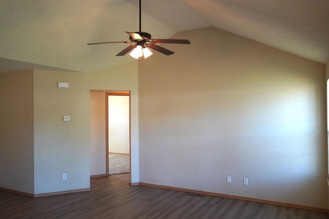 Building Photo - 3-Bed, 2-Bath Home for Rent in East Republ...