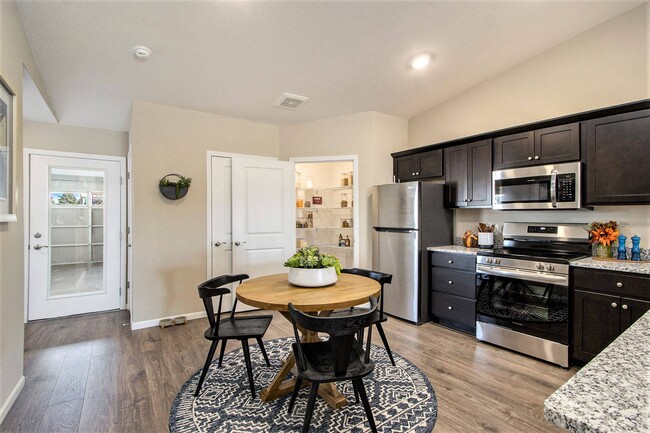 Spacious Kitchens with Breakfast Bar and Room for a Table - Redwood Aurora