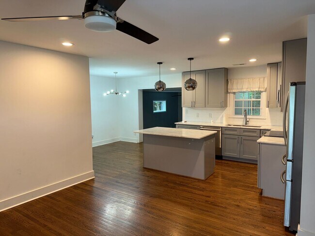Foto del edificio - Beautiful Three Bedroom Home in Plaza Midwood!
