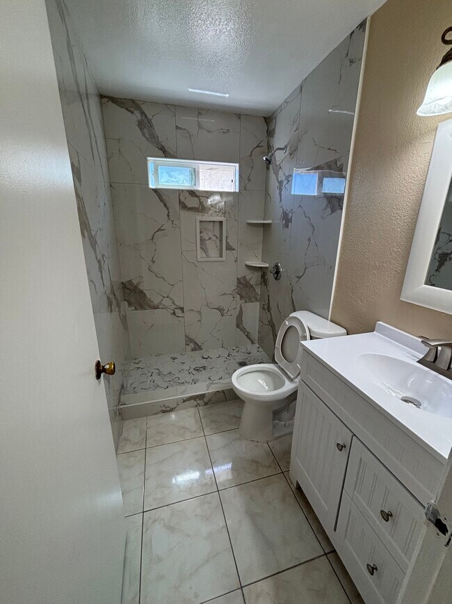 Foto del edificio - 9121 Eaglepoint Ln