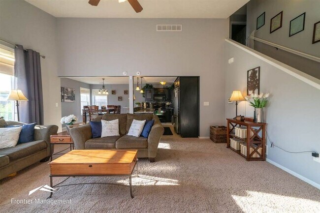 Building Photo - Newer home with beautiful finishes on the ...