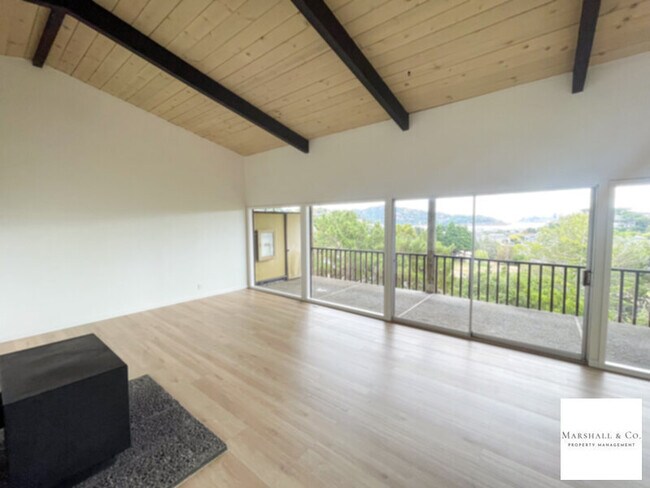 Foto del edificio - NEW LISTING! REMODELED, BAY VIEWS, DOWNTOW...