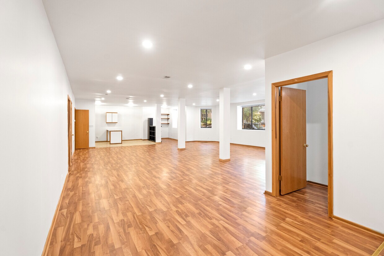 Entrance View - 1516 W Roscoe St