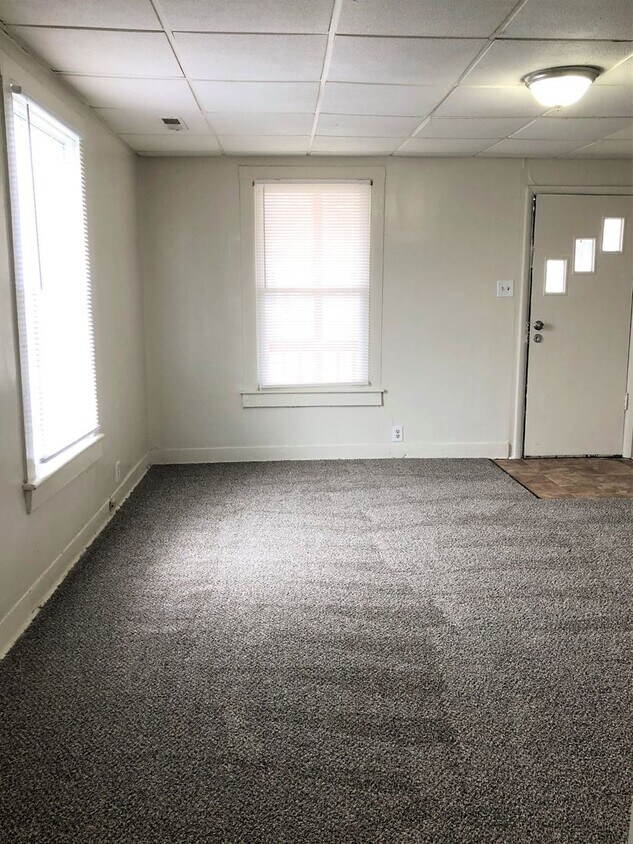 Foto principal - 3 Bed, 1 Bath House - Home OFFICE!!