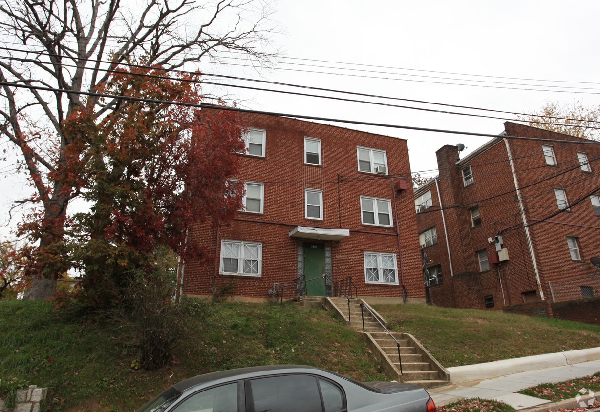 Building Photo - 933 52nd St NE