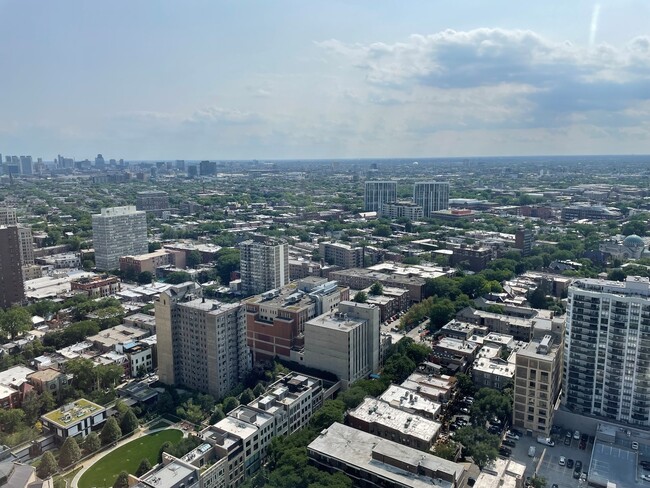 Foto del edificio - 2626 N Lakeview Ave