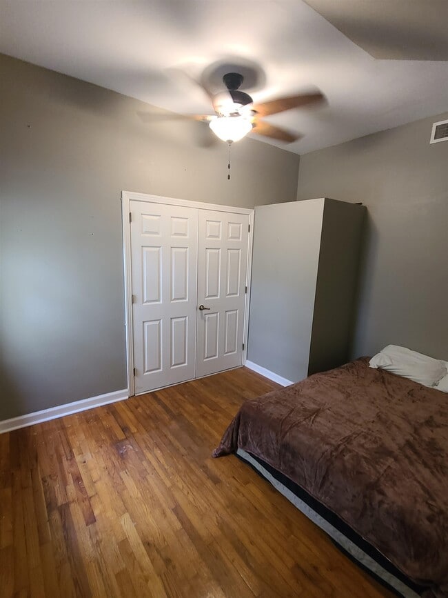 Building Photo - 207 Edwards St