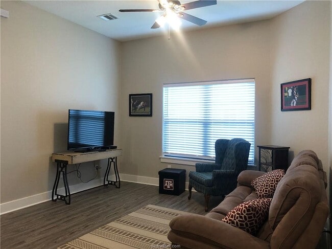 Building Photo - 501 Park Pl