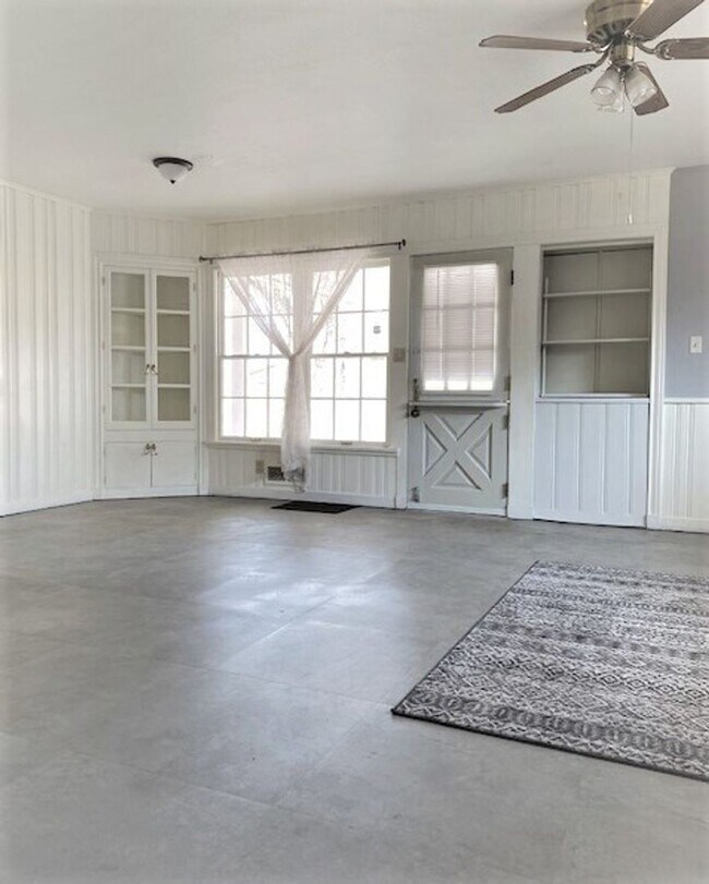 Foto del edificio - Large Three Bedroom Home