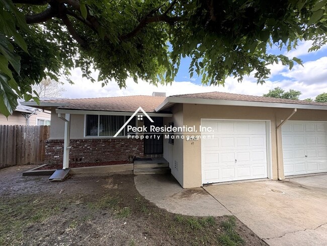 Building Photo - Updated 2bd/1ba Sacramento Duplex