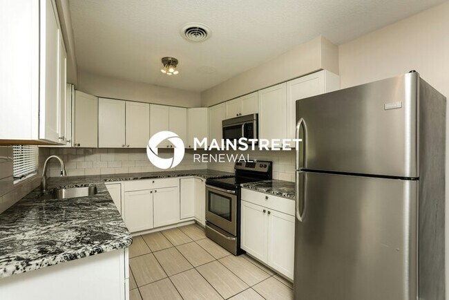 Foto del edificio - 4 Bedroom Pet-Friendly Home in Deland, FL with Main Street Renewal