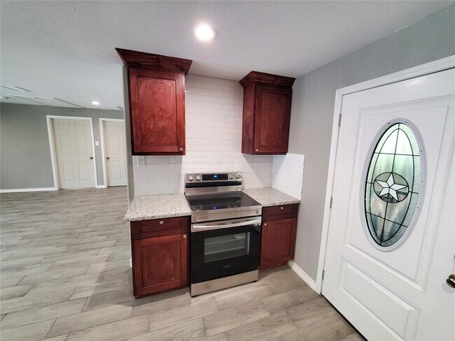 Foto del edificio - 13609 Hooper Rd