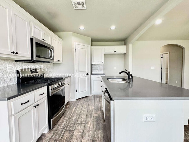 Building Photo - 3 Bed, 2 Bath Home with Garage / Pet-Friendly / Available Now!