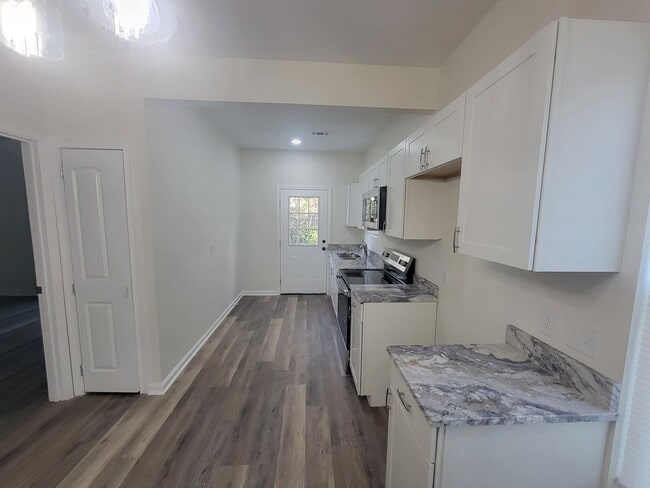 Building Photo - 2122 Circular Dr