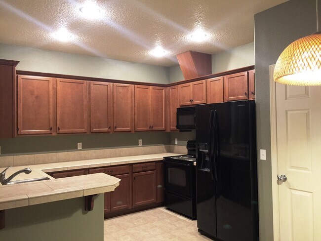 Foto del edificio - Spacious 3-Bedroom, 2.5-Bath Home in a Con...