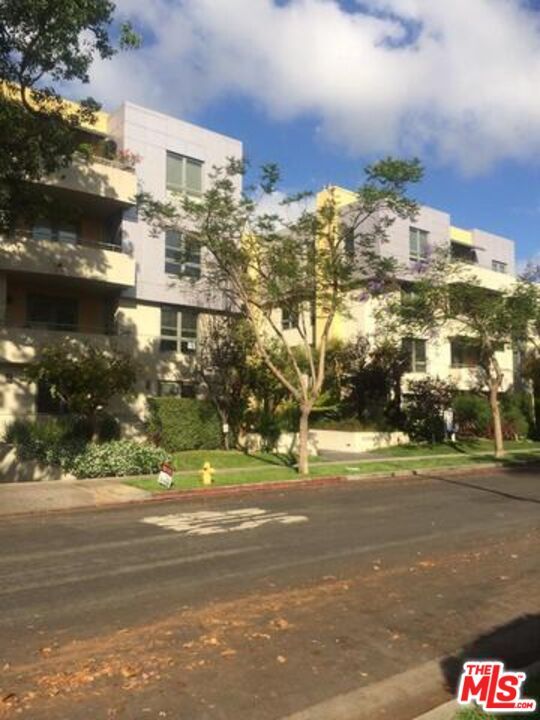 Foto principal - 1517 S Bentley Ave