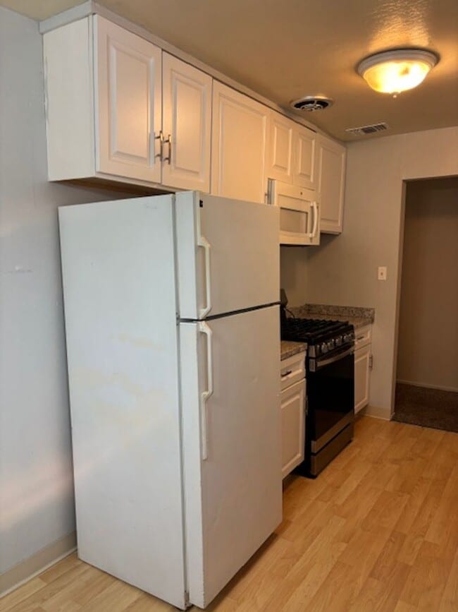 Building Photo - Fair Oaks Bungalow!