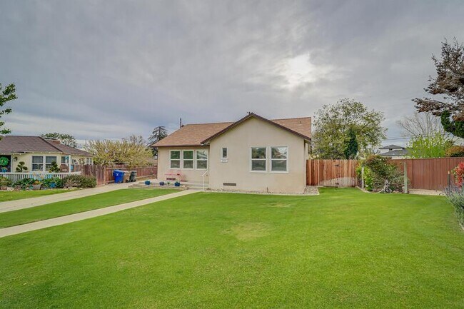 Foto del edificio - 2404 La Siesta Dr