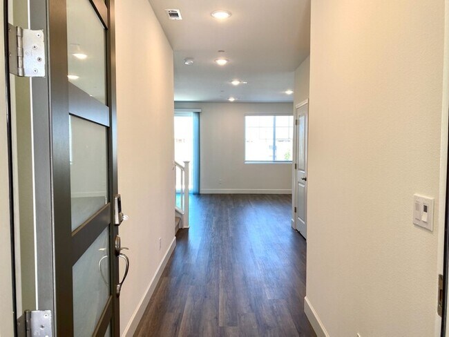 Foto del edificio - Brand new 4 bedroom solar home!