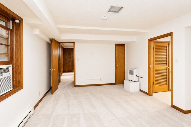 Building Photo - Move-In Ready 1 Bedroom Apartment Minutes from UVA
