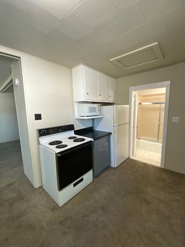 Foto del edificio - 1 Bedroom with 3 stall garage and extra li...