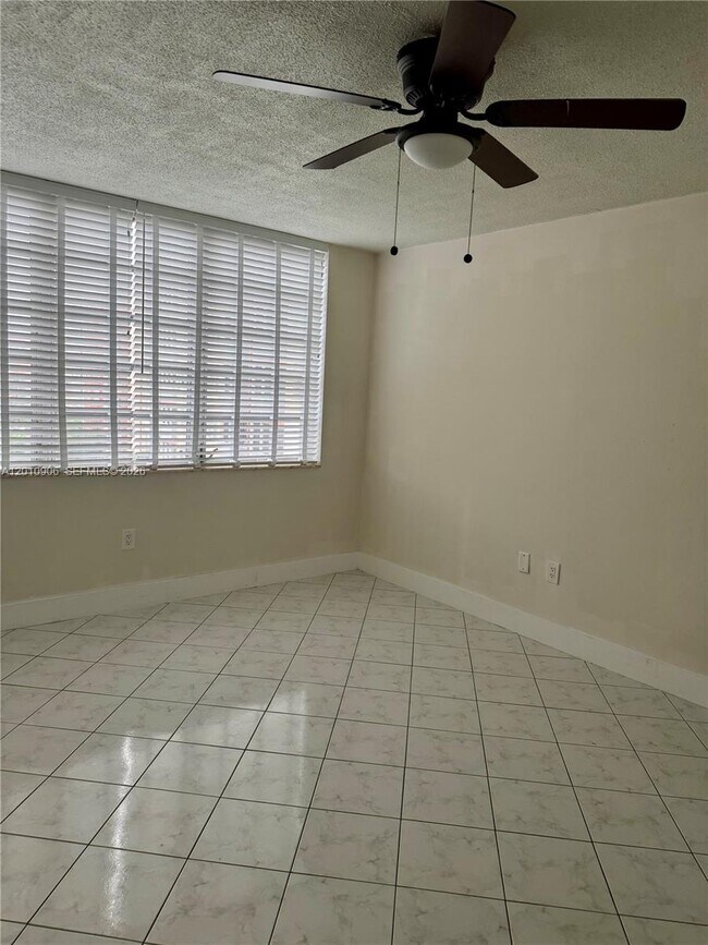 Foto del edificio - 1770 NE 191st St