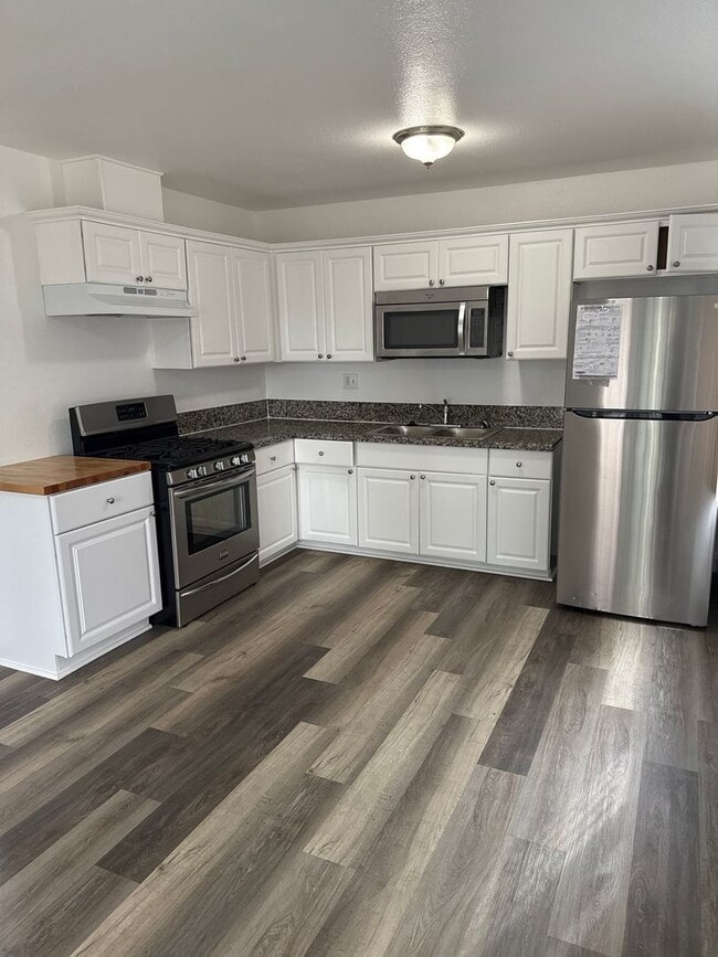 Building Photo - 4077 Oakcrest Dr