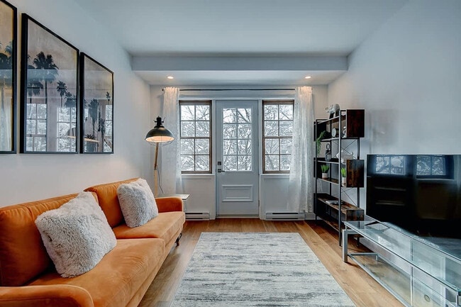 Building Photo - 5169 Rue Jeanne-Mance
