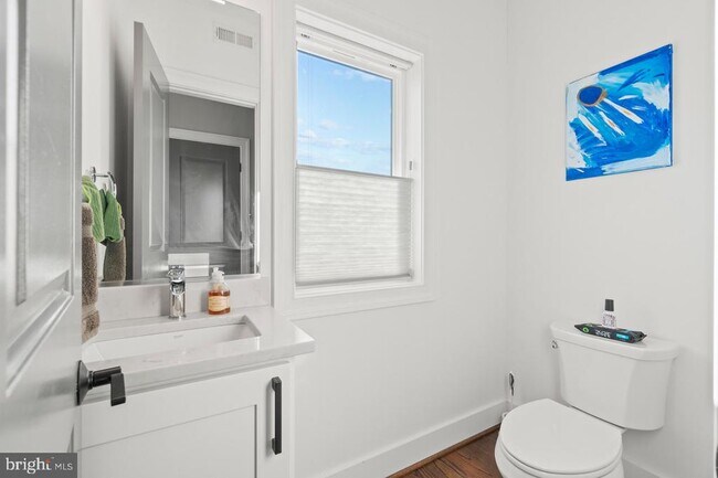 Foto del edificio - 3525 14th St NW