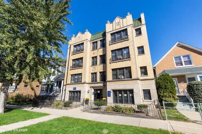 Building Photo - 4737 N Hermitage Ave