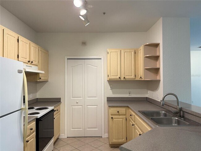 Foto del edificio - 1100 Lake Shadow Cir