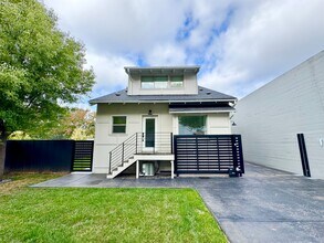 Building Photo - 3552-3556-3556 NE Sandy Blvd