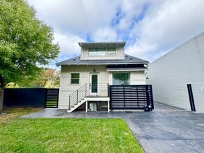 Building Photo - 3552-3556-3556 NE Sandy Blvd