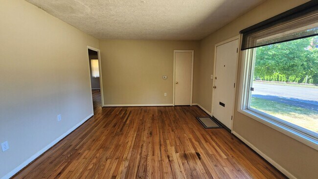 Building Photo - Updated, Close-in 2 Bedroom East Moreland ...