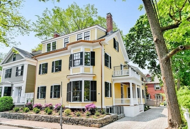 Building Photo - 11 Hilliard St