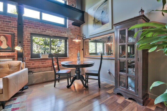 Foto del edificio - 3 Level Loft at Plant 51- 2 Bed/2 Bath - E...