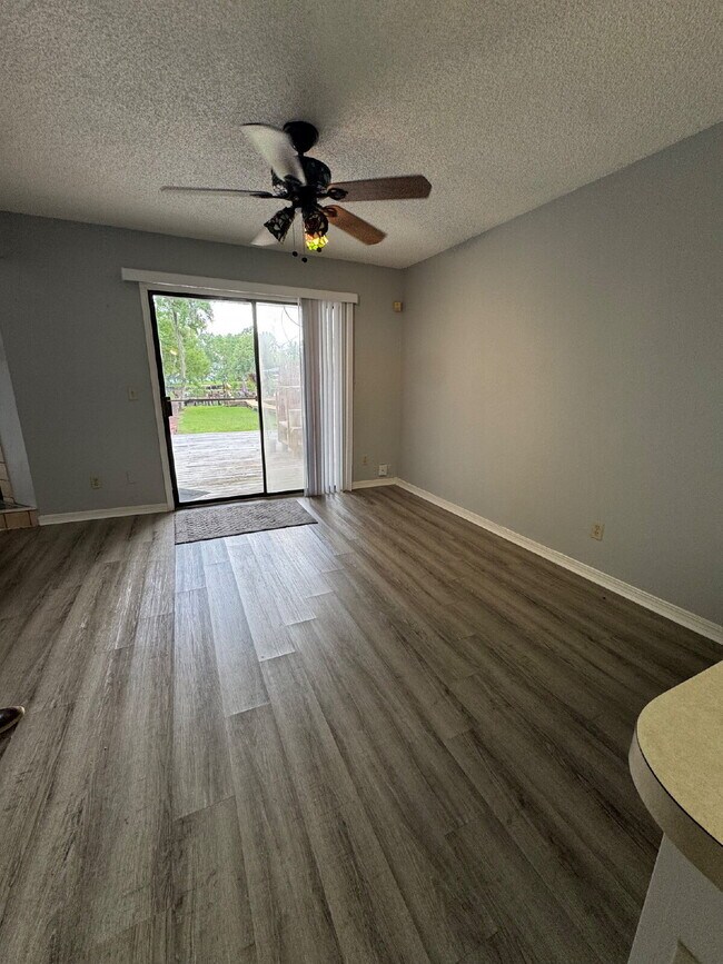 Building Photo - 2 bedroom 2.5 bath townhome with private d...