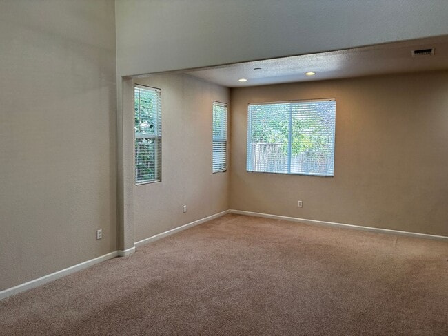 Building Photo - 4 Bedroom Home with a Great Layout