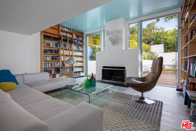 Building Photo - 1138 San Ysidro Dr