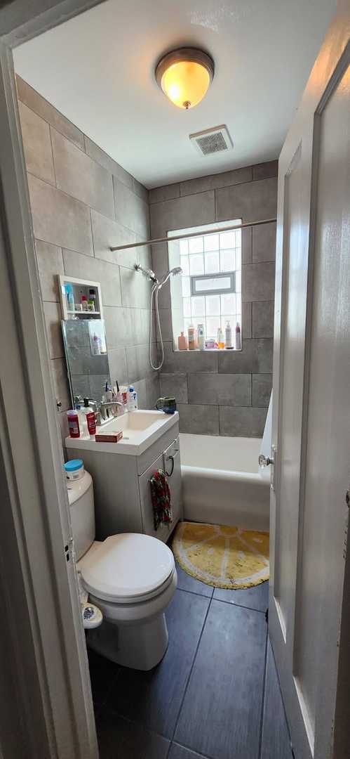 Foto del edificio - 3009 W Armitage Ave