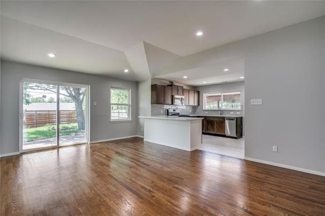 Foto del edificio - 9036 Clearwater Dr