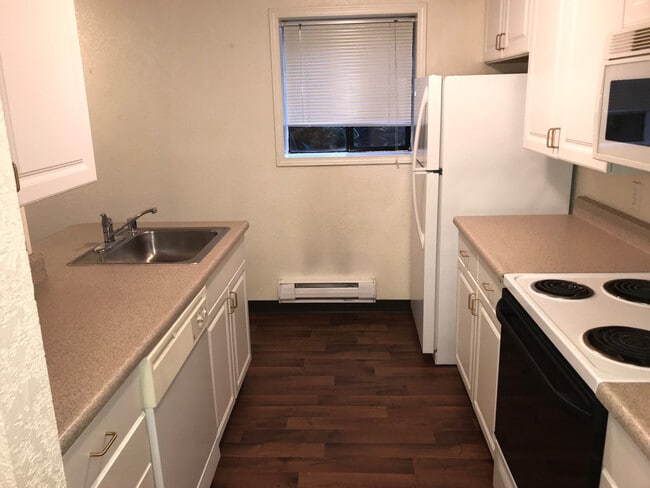 Foto del edificio - Spacious 1BR w/ Off-Street Parking | Quiet 4-Unit Building + Pet Friendly