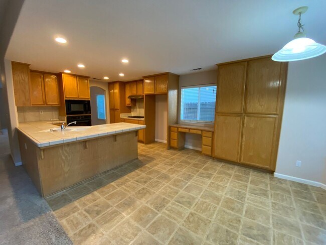 Building Photo - 682 Alder Ln