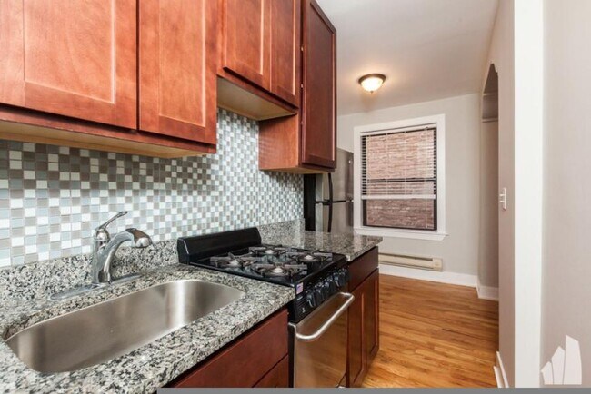 Building Photo - 2 bedroom in Chicago IL 60657