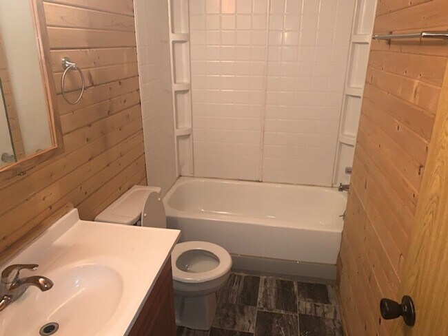 Building Photo - 5 bedroom 3 bathroom!