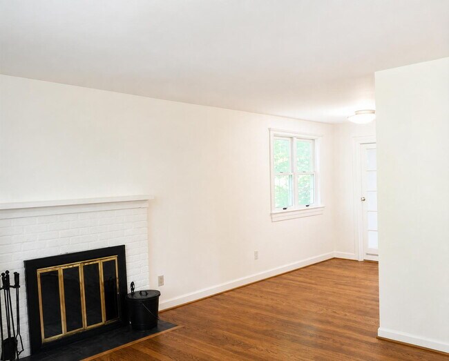 Foto del edificio - Elegant Split-Level Living in Prime Falls Church Location