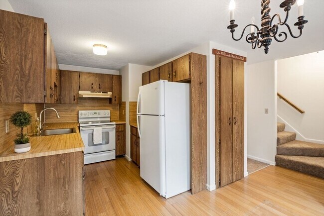 Building Photo - 111 Twin Lakes Dr